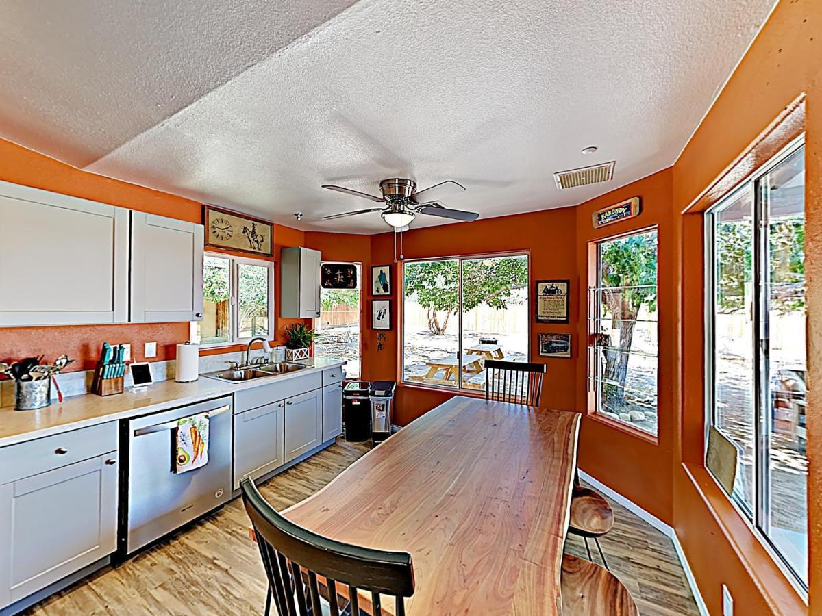 Rawhide Ranch - Walk To Pappy And Harriet'S With Hot Tub! Home Yucca Valley Eksteriør bilde